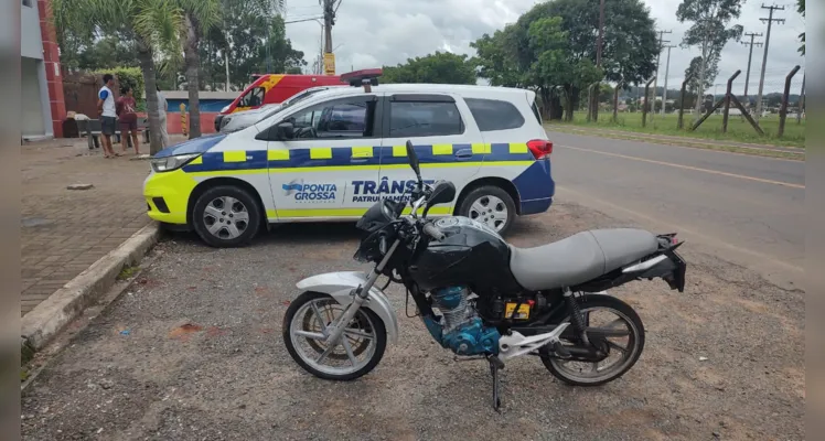 Colisão registrada na Avenida Carlos Cavalcanti, em Uvaranas, também envolveu um veículo Fiat Argo