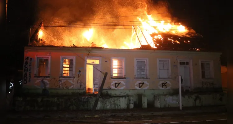 Imóvel foi consumido pelas chamas na madrugada deste domingo em Ponta Grossa