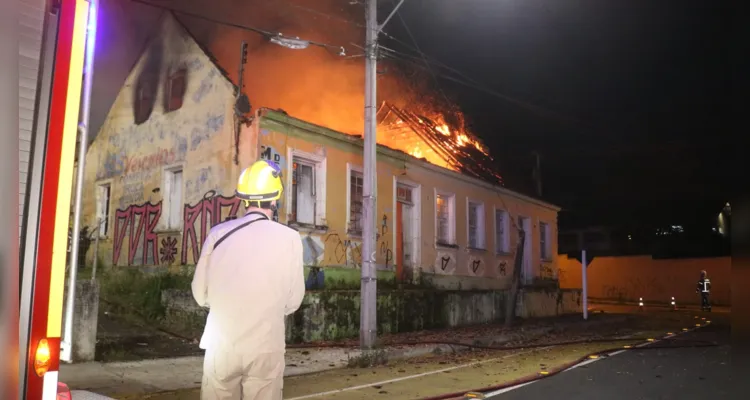 Imóvel foi consumido pelas chamas na madrugada deste domingo em Ponta Grossa