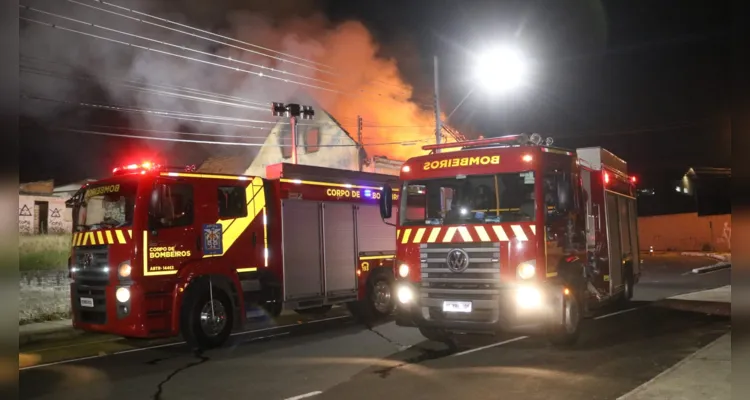 Imóvel foi consumido pelas chamas na madrugada deste domingo em Ponta Grossa