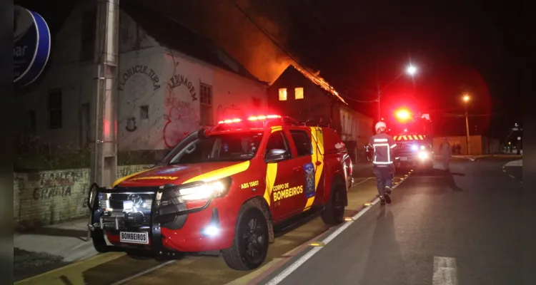 Imóvel foi consumido pelas chamas na madrugada deste domingo em Ponta Grossa