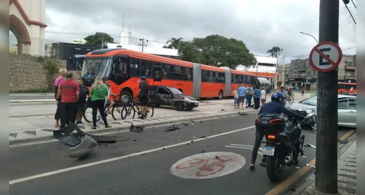 Vários acidentes foram registrados nas ruas de Curitiba