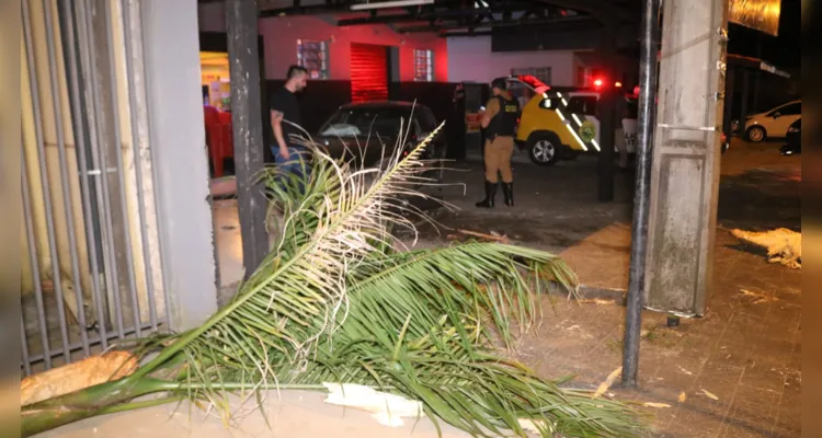 Após a batida, o motorista do Clio acabou colidindo o veículo na fachada de um bar