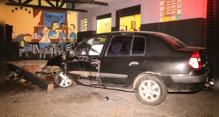 Após a batida, o motorista do Clio acabou colidindo o veículo na fachada de um bar