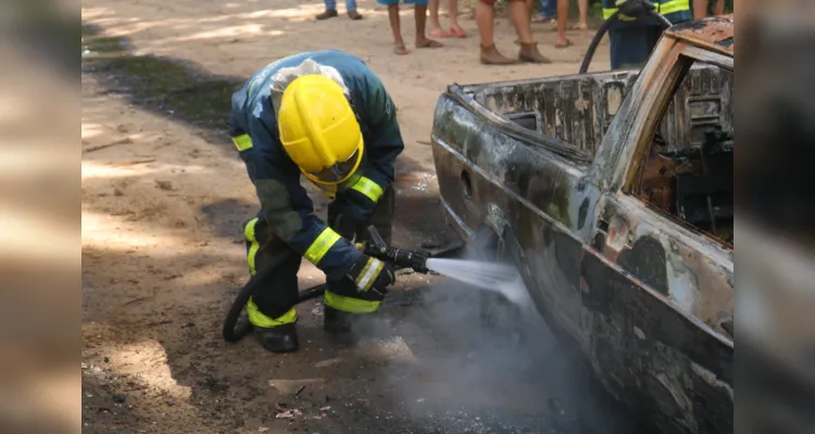 A motorista de 42 anos, que dirigia o veículo, estava acompanhada do filho no momento da ocorrência