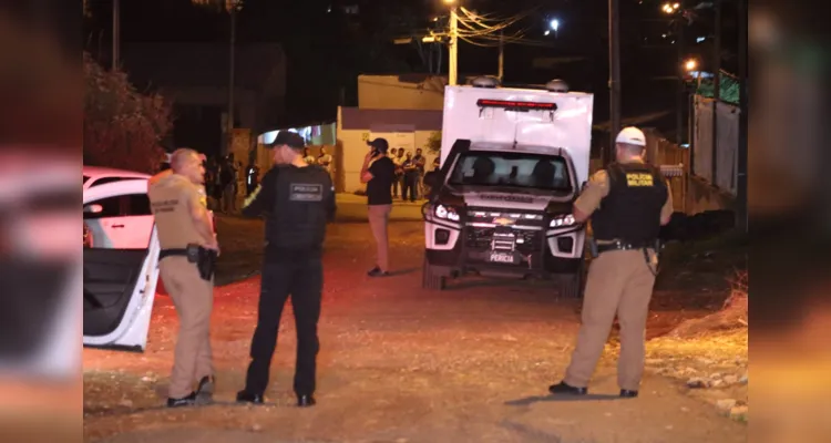 Equipes do Corpo de Bombeiros (Siate) e do Samu estiveram no local do homicídio e constataram a morte. Polícia Militar também foi acionada