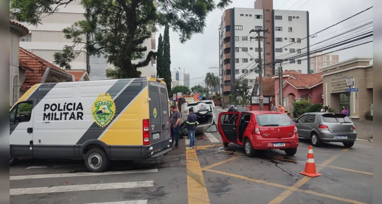 Pajero chegou a capotar e colidir contra uma árvore de calçada