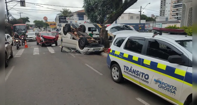 Pajero chegou a capotar e colidir contra uma árvore de calçada