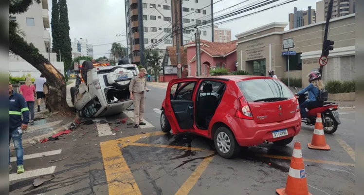 Pajero chegou a capotar e colidir contra uma árvore de calçada