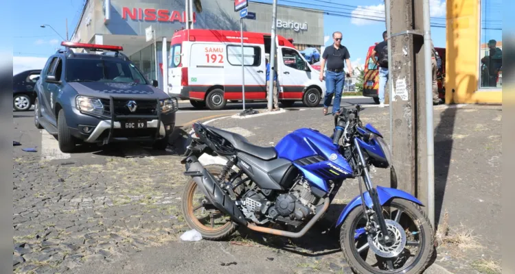 Motociclista ficou gravemente ferida após colisão com Fiat/Siena