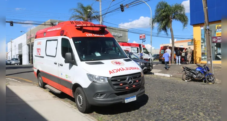 Motociclista ficou gravemente ferida após colisão com Fiat/Siena