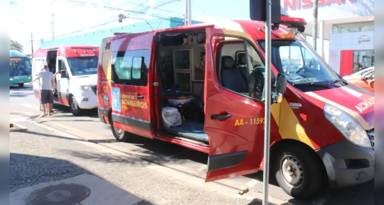 Motociclista ficou gravemente ferida após colisão com Fiat/Siena