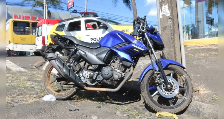 Motociclista ficou gravemente ferida após colisão com Fiat/Siena