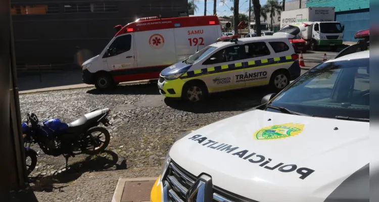 Motociclista ficou gravemente ferida após colisão com Fiat/Siena