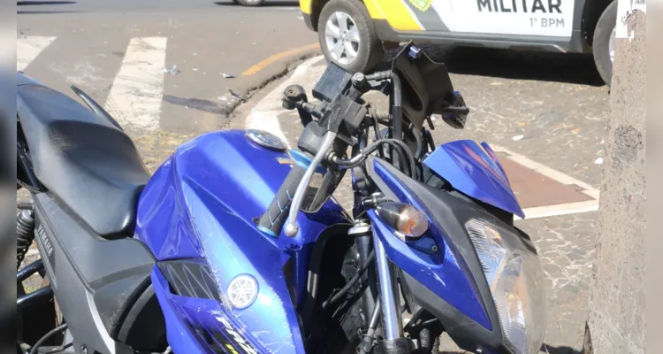 Motociclista ficou gravemente ferida após colisão com Fiat/Siena