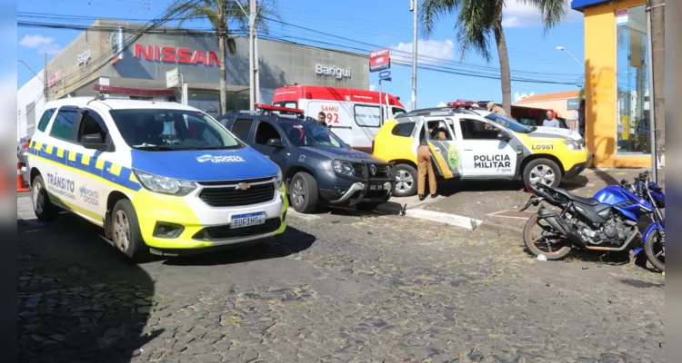Motociclista ficou gravemente ferida após colisão com Fiat/Siena