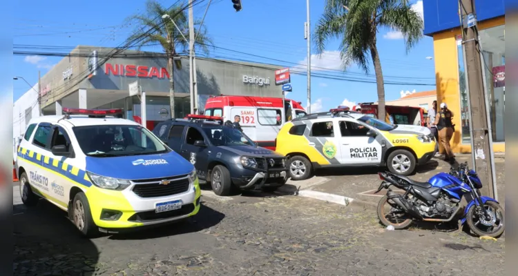 Motociclista ficou gravemente ferida após colisão com Fiat/Siena