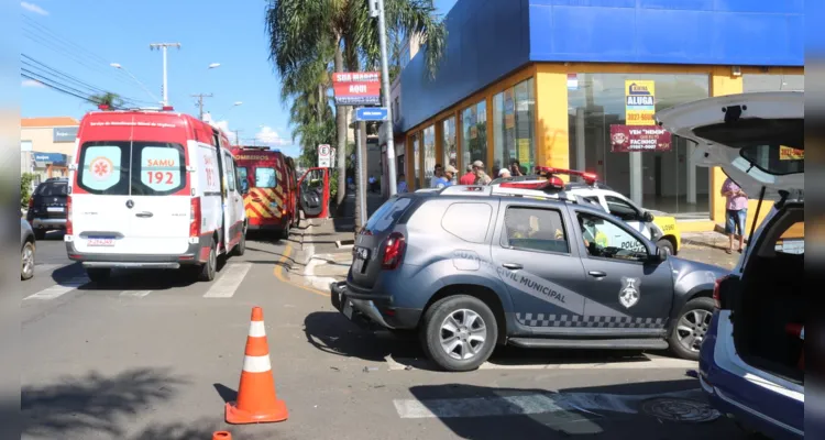 Motociclista ficou gravemente ferida após colisão com Fiat/Siena