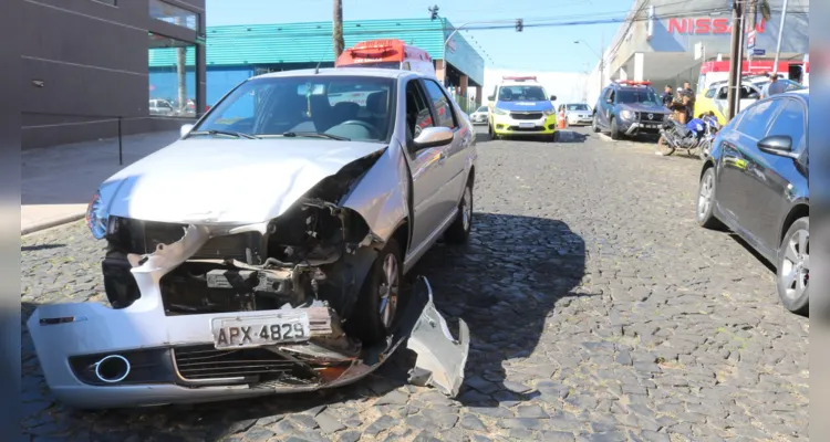 Motociclista ficou gravemente ferida após colisão com Fiat/Siena