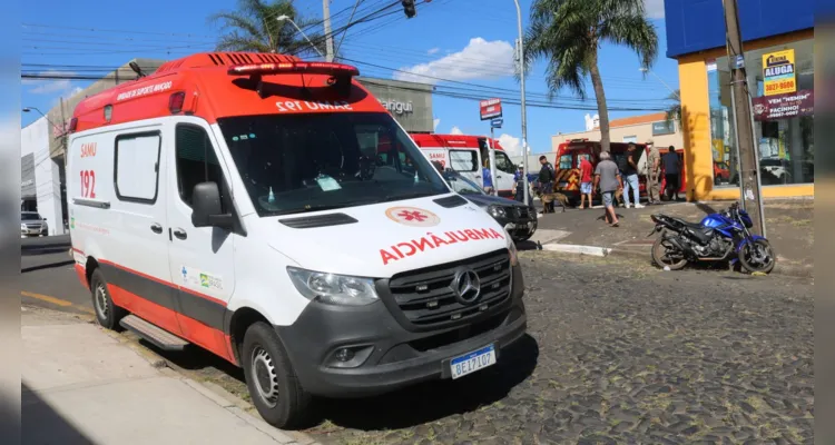 Motociclista ficou gravemente ferida após colisão com Fiat/Siena