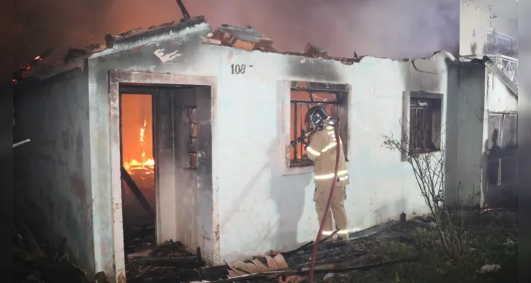 Por volta das 23 horas, equipes do Corpo de Bombeiros foram acionadas para combater as chamas