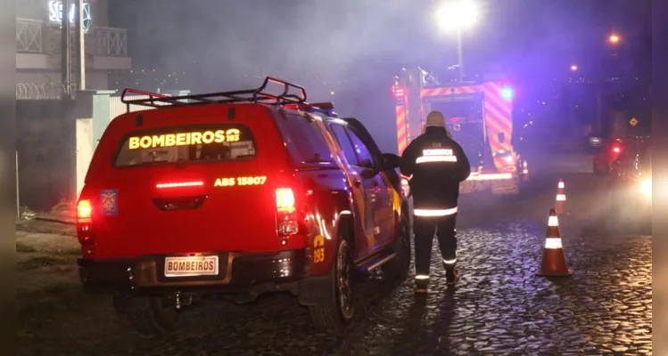 Por volta das 23 horas, equipes do Corpo de Bombeiros foram acionadas para combater as chamas