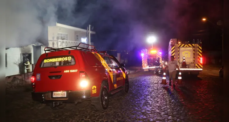 Por volta das 23 horas, equipes do Corpo de Bombeiros foram acionadas para combater as chamas