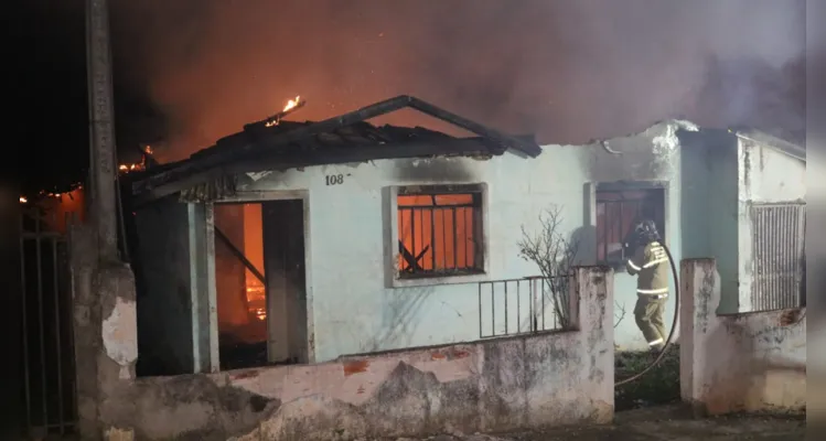 Por volta das 23 horas, equipes do Corpo de Bombeiros foram acionadas para combater as chamas