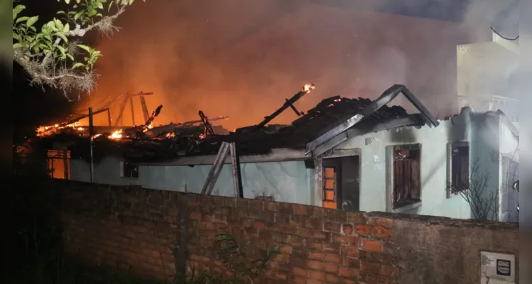 Por volta das 23 horas, equipes do Corpo de Bombeiros foram acionadas para combater as chamas