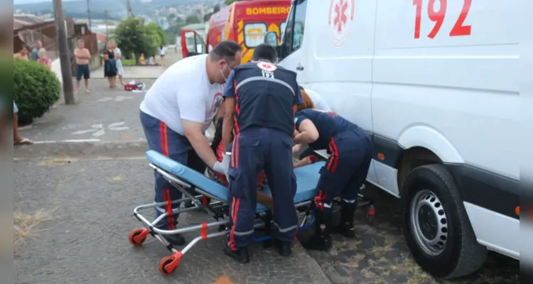 As passageiras pularam do veículo em movimento. Carro parou após bater no gradil de uma residência