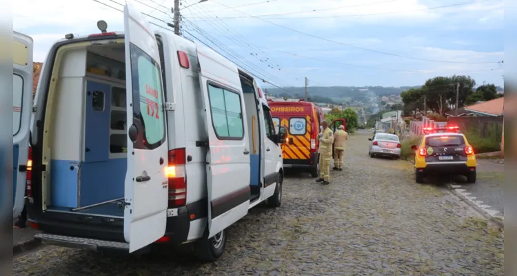 As passageiras pularam do veículo em movimento. Carro parou após bater no gradil de uma residência