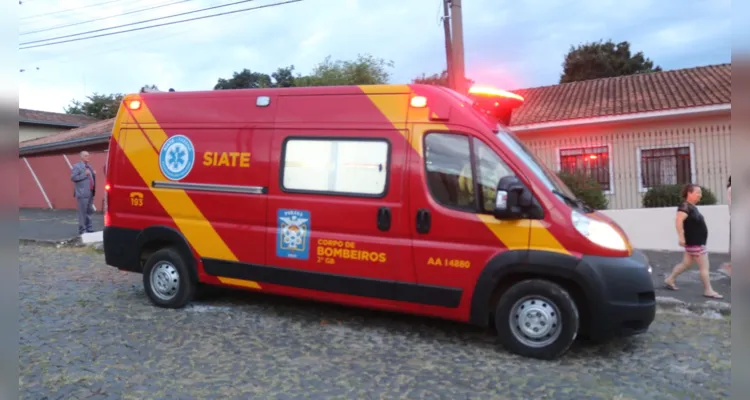 As passageiras pularam do veículo em movimento. Carro parou após bater no gradil de uma residência