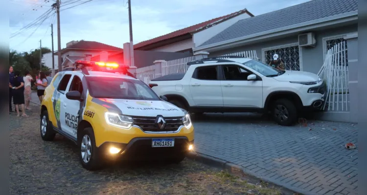 As passageiras pularam do veículo em movimento. Carro parou após bater no gradil de uma residência