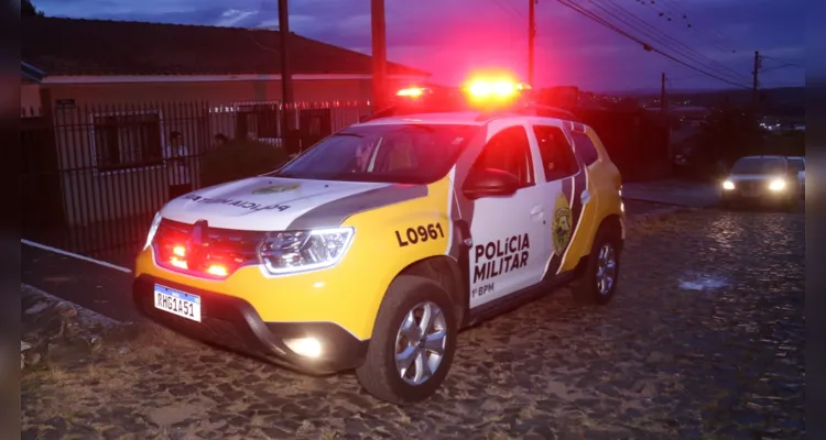 As passageiras pularam do veículo em movimento. Carro parou após bater no gradil de uma residência
