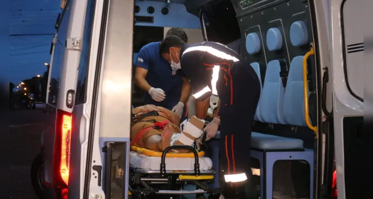 As passageiras pularam do veículo em movimento. Carro parou após bater no gradil de uma residência