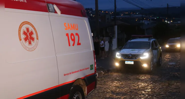 As passageiras pularam do veículo em movimento. Carro parou após bater no gradil de uma residência