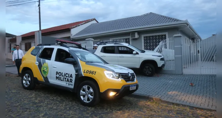 As passageiras pularam do veículo em movimento. Carro parou após bater no gradil de uma residência