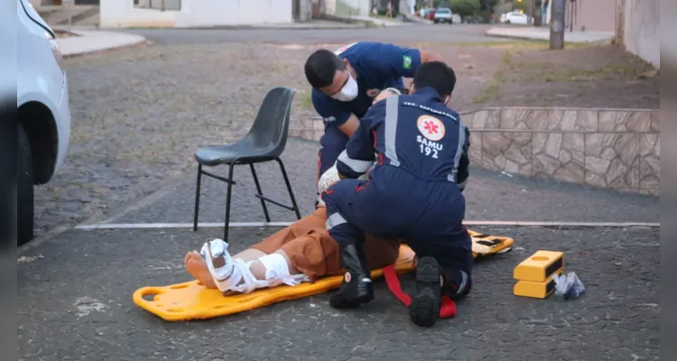 As passageiras pularam do veículo em movimento. Carro parou após bater no gradil de uma residência