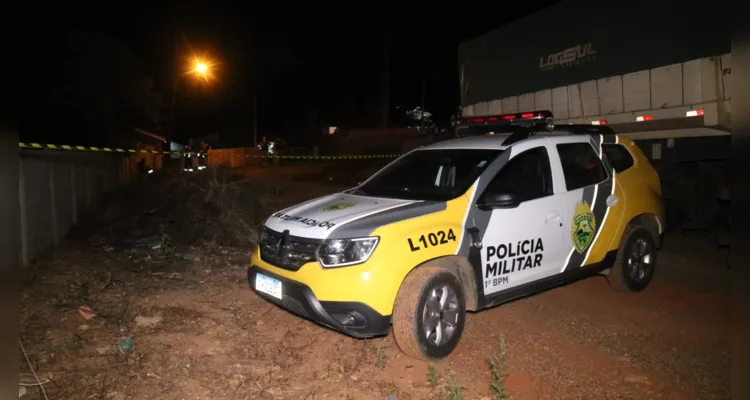 A vítima foi atingida por dois disparos de arma de fogo. Um deles atingiu uma das perdas, enquanto o outro perfurou a região da face