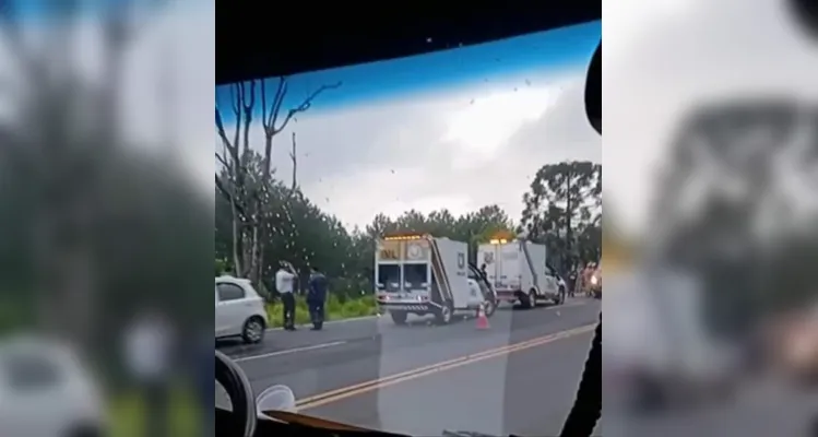 Ônibus tombou para fora da pista em Fernandes Pinheiro