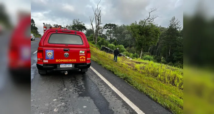 Ônibus tombou para fora da pista em Fernandes Pinheiro