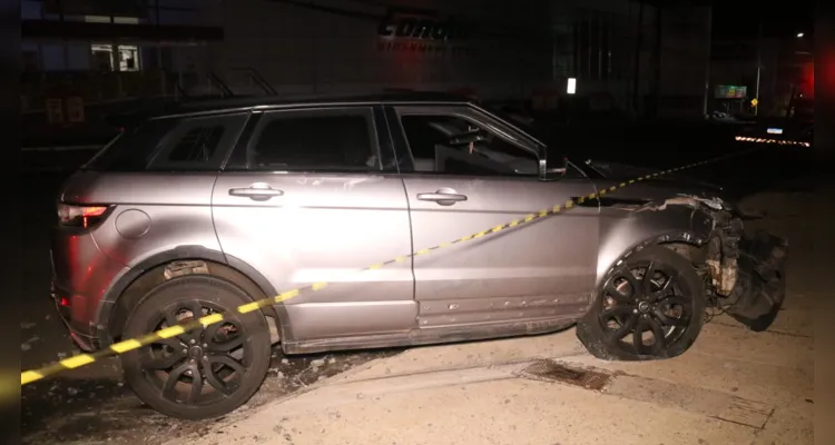 Carro bateu em poste de farmácia que fica próxima a dois supermercados