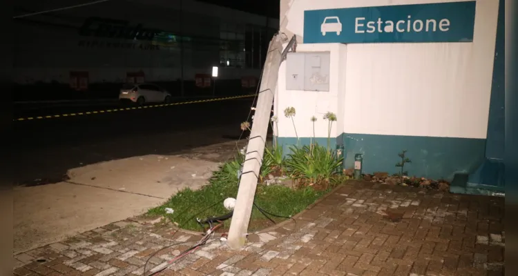 Carro bateu em poste de farmácia que fica próxima a dois supermercados