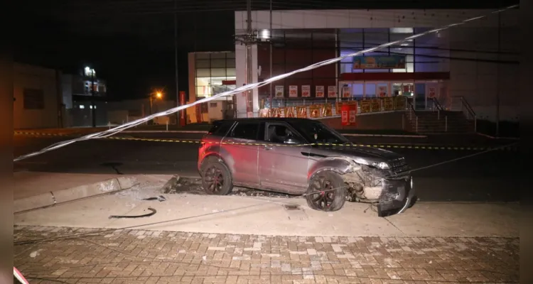 Carro bateu em poste de farmácia que fica próxima a dois supermercados