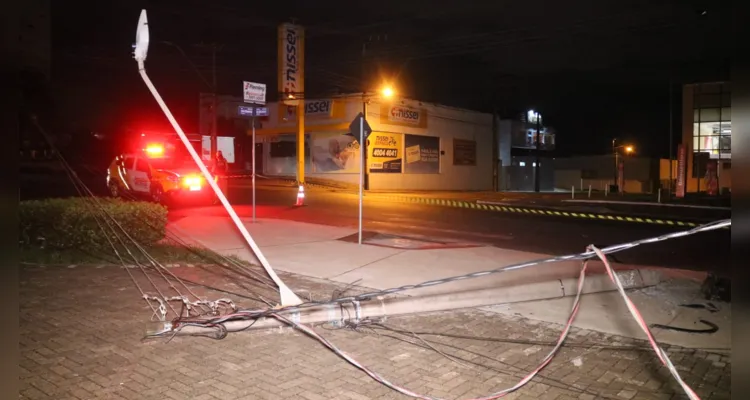 Carro bateu em poste de farmácia que fica próxima a dois supermercados