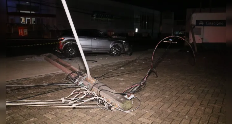 Carro bateu em poste de farmácia que fica próxima a dois supermercados