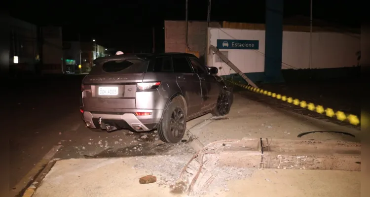Carro bateu em poste de farmácia que fica próxima a dois supermercados