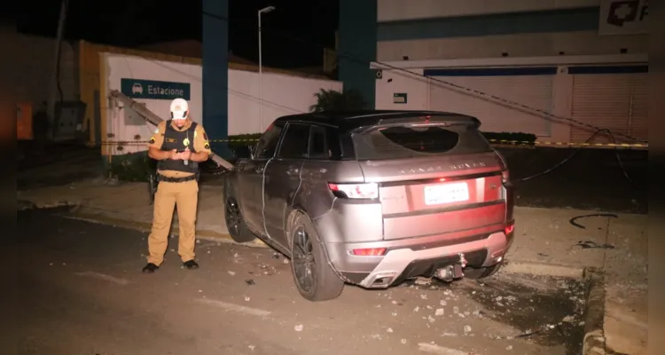 Carro bateu em poste de farmácia que fica próxima a dois supermercados