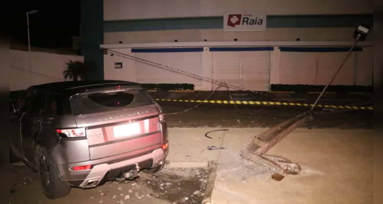 Carro bateu em poste de farmácia que fica próxima a dois supermercados