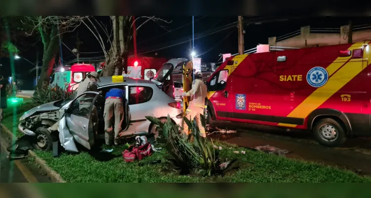 O carro que a mulher grávida estava foi parar no canteiro central após a batida